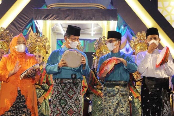 Target Juara Umum Tingkat Kepri, Masyarakat Antusias Saksikan Pembukaan MTQ ke XXXI Kota Batam_622d8165e70f7.jpeg