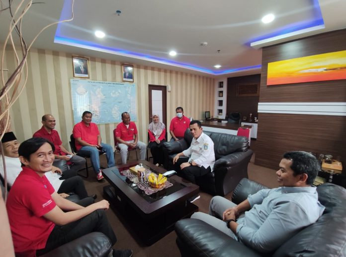 Listrik Pulau Pangkil Belum 24 Jam, Gubernur Kepri  Ansar Ahmad Datangi Kantor PLN Tanjungpinang_62592d4b6ab51.jpeg