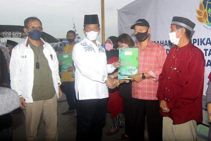 Serahkan Sertifikaf Tanah ke Masyarakat Belakangpadang, Rudi : Manfaatkan Sebijak Mungkin_6251446105173.jpeg