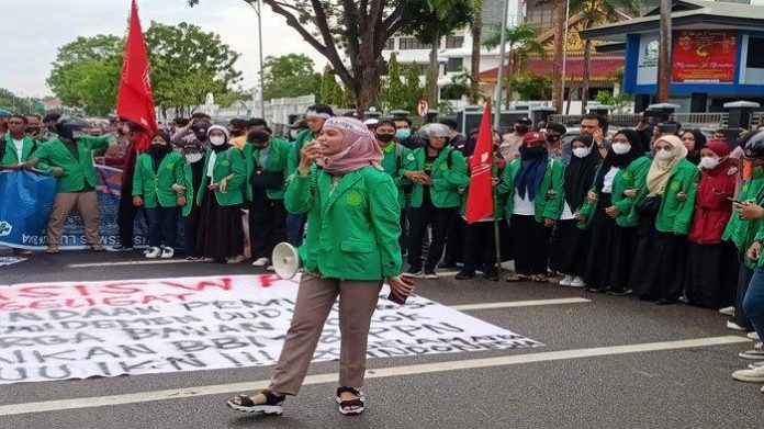 Tak Kunjung Ditemui Ketua DPRD Batam saat Aksi Demo, Mahasiswa Pilih Bubarkan Diri_62550e8c50f4c.jpeg