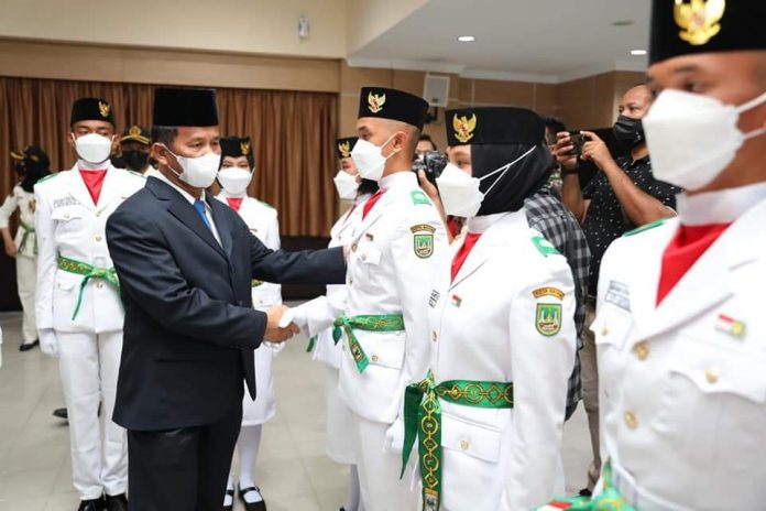 Rudi Kukuhkan Paskibra Tingkat Kota Batam Tahun 2022_62fdceba46ea9.jpeg