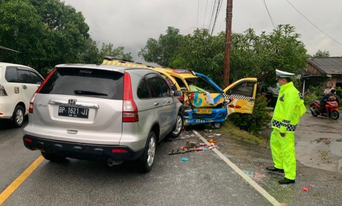 Kecelakaan Lalulintas, Supir Angkot Patah Tulang Kaki dan 11 Orang Luka-luka_635f87f3ba0f7.jpeg