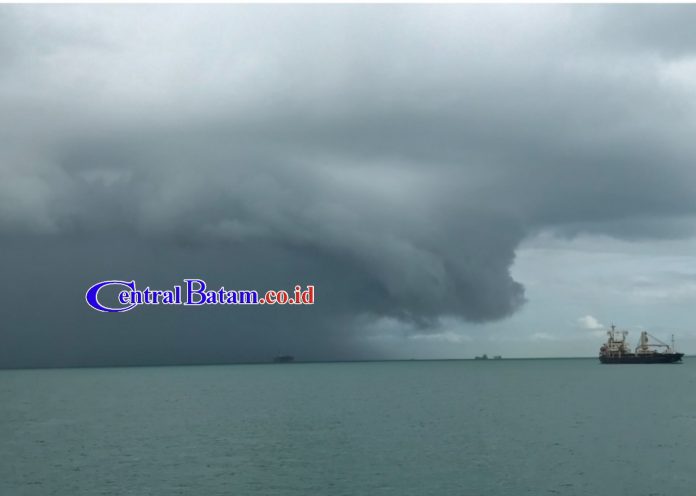 5.600 Kilogram Garam Disemai di Langit Jakarta dan Jabar, Cegah Cuaca Ekstrem_63afc92b1ee1e.jpeg