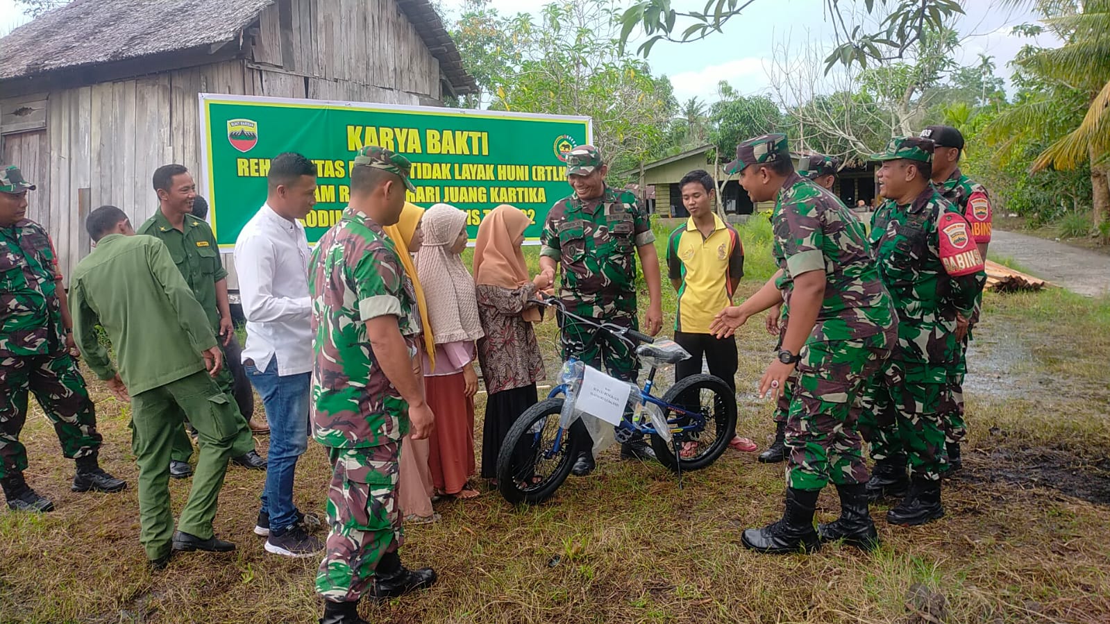 Rtlh Dibedah Puterinya Dihadiahi Sepeda Erah Terima Kasih Kodim Dan Pemkab Bengkalis