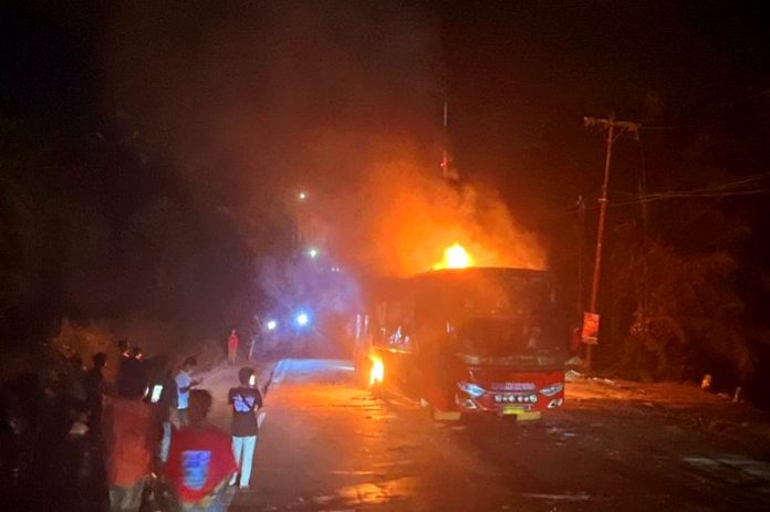 Bus AKAP Halmahera Terbakar di Lintas Duri – Kandis | Foto: Bres