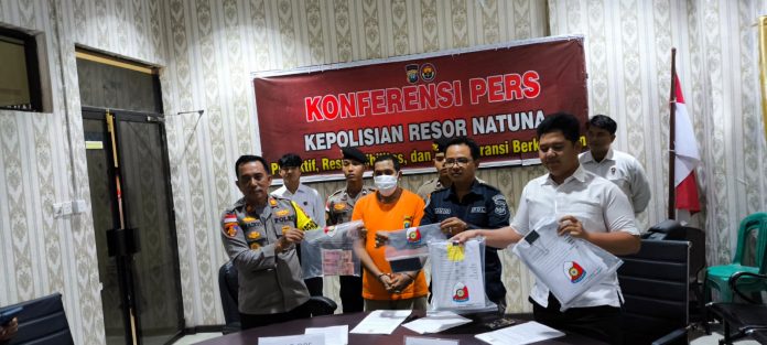 Ketahuan! Pegawai Kantor Pos Natuna Gelapkan Dana Bansos demi Judi Online_6734645b91883.jpeg