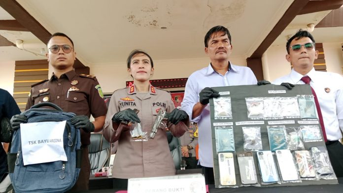 Nekat!!! Bersama 5 WNI, Warga Malaysia Bawa Pistol Dan Narkoba Ke Indonesia_6791fe4e046f3.jpeg