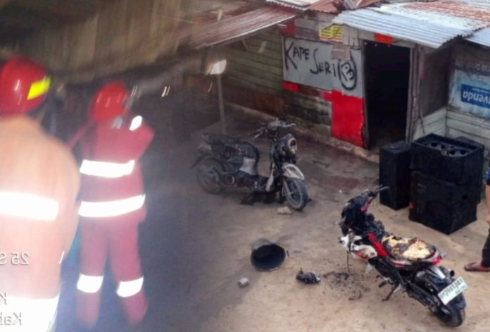 Bangunan semi permanen 'Kape Seri' di kelurahan Balairaja, kecamatan Pinggir terbakar. Tim UPTD Damkar Pinggir berjibaku padamkan api | Foto: Bres